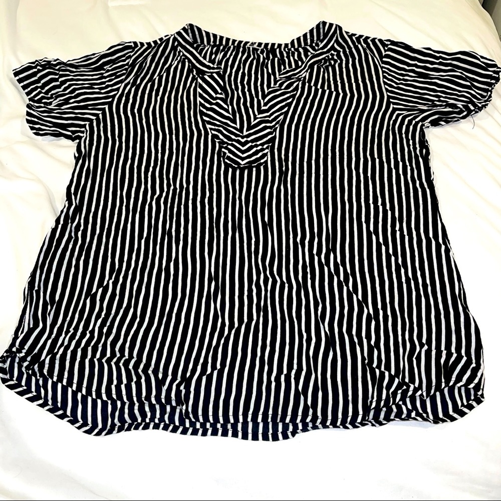 4/$10 ⚡️ Black & White Stripe V Neck Blouse